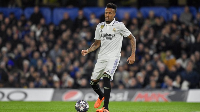 LONDON, ENGLAND - APRIL 18: Eder Militao of Real Madrid controls the ball during the UEFA Champions League quarterfinal second leg match between Chelsea FC and Real Madrid at Stamford Bridge on April 18, 2023 in London, United Kingdom. (Photo by Vincent Mignott/DeFodi Images via Getty Images)