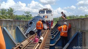 Potret Evakuasi Fortuner Angkut Pemudik Nyelonong ke Rel Sumpiuh Banyumas