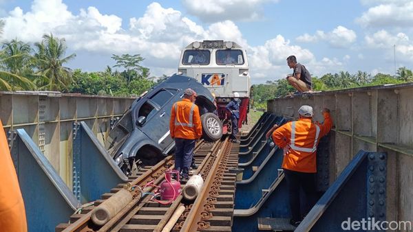 Potret Evakuasi Fortuner Angkut Pemudik Nyelonong ke Rel Sumpiuh Banyumas