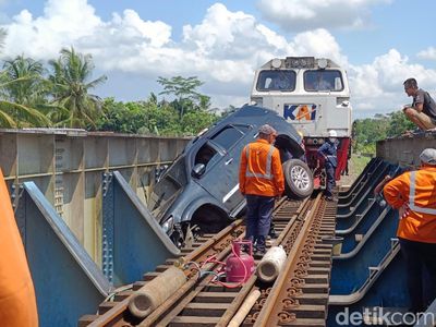 Potret Evakuasi Fortuner Angkut Pemudik Nyelonong ke Rel Sumpiuh Banyumas