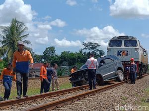 Kagetnya Warga Dengar Bunyi Keras-Teriakan Tolong dari Fortuner di Rel Sumpiuh
