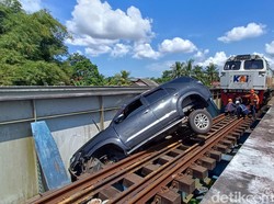 Mobil Nyelonong di Rel Sumpiuh Banyumas Berisi 9 Pemudik Asal Jambi