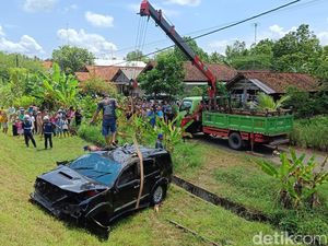 1 Lokomotif Dikerahkan Evakuasi Mobil Nyelonong Rel di Sumpiuh Banyumas