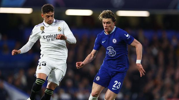 Soccer Football - Champions League - Quarter Final - Second Leg - Chelsea v Real Madrid - Stamford Bridge, London, Britain - April 18, 2023 Real Madrid's Federico Valverde in action with Chelsea's Conor Gallagher Action Images via Reuters/Matthew Childs