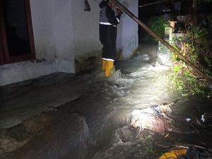 Tanggul Kali Cibanten Jebol, 8 Warga Sidangbarang Bogor Mengungsi