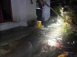 Tanggul Kali Cibanten Jebol, 8 Warga Sidangbarang Bogor Mengungsi