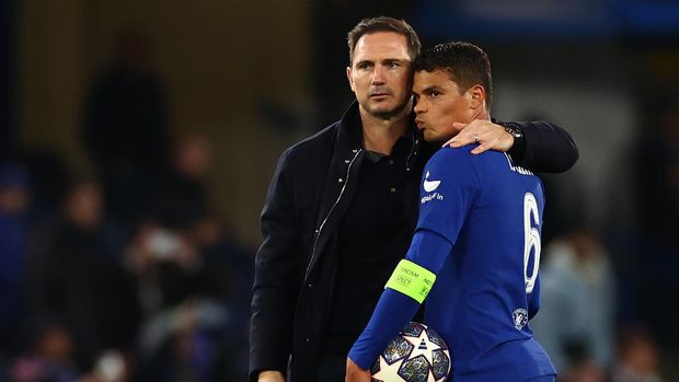 LONDON, ENGLAND - APRIL 18:  Caretaker Chelsea Manager Frank Lampard reacts to Thiago Silva of Chelsea at the end of the UEFA Champions League Quarterfinal second leg match between Chelsea FC and Real Madrid at Stamford Bridge on April 18, 2023 in London, United Kingdom. (Photo by Chris Brunskill/Fantasista/Getty Images)