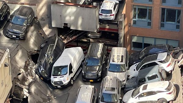 Gedung Parkir di New York Ambruk, Mobil Bertumpukan