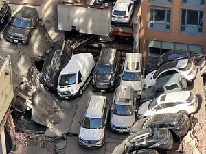 Gedung Parkir di New York Ambruk, Mobil Bertumpukan