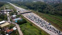 Gerbang Tol Kalikangkung Semarang Mulai Padat