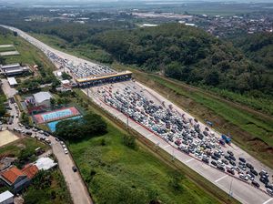Gerbang Tol Kalikangkung Semarang Mulai Padat