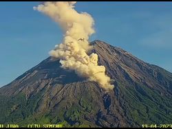 Gunung Semeru Kembali Muntahkan Guguran Lava Pijar Sejauh 2 Km
