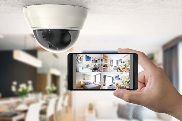 Ilustrasi CCTV yang tersambung dengan Smartphone/Foto: iStock.Com/PhonlamaiPhoto