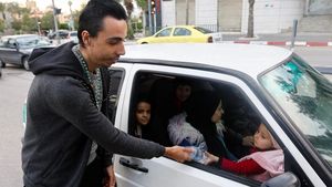 Indahnya Kebersamaan, Potret Pria Kristen Palestina Berbagi Takjil di Gaza