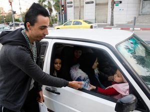 Indahnya Kebersamaan, Potret Pria Kristen Palestina Berbagi Takjil di Gaza