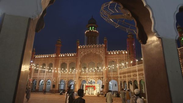 Indahnya Masjid Bersejarah Sunehri Berhias Lampu