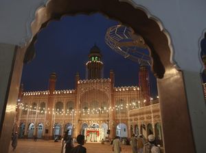 Indahnya Masjid Bersejarah Sunehri Berhias Lampu