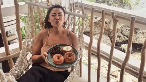 Inge Anugrah Ngemil Donat dan Sarapan Cantik saat Liburan di Bali