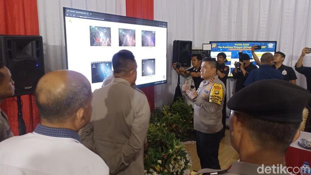 Kapolda Metro Jaya Irjen Karyoto meninjau arus mudik lebaran di simpang Tol Cikunir, Bekasi. Dia mengatakan lalu lintas di sana masih lancar tanpa hambatan. (Wildan N/detikcom)