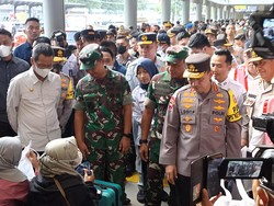 Kapolri-Menhub Bagi-bagi Bingkisan ke Pemudik dan Portir Stasiun Senen