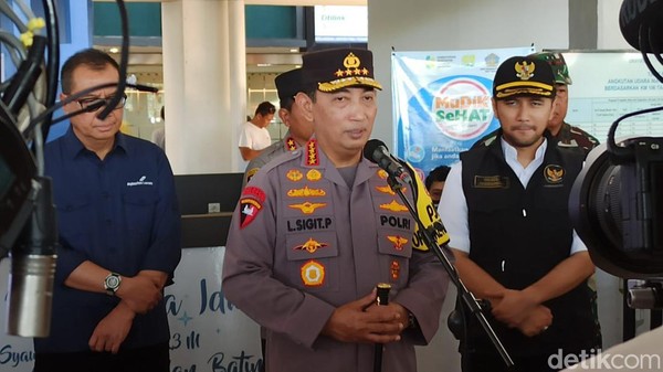 Kapolri Jenderal Listyo Sigit di Bandara Juanda