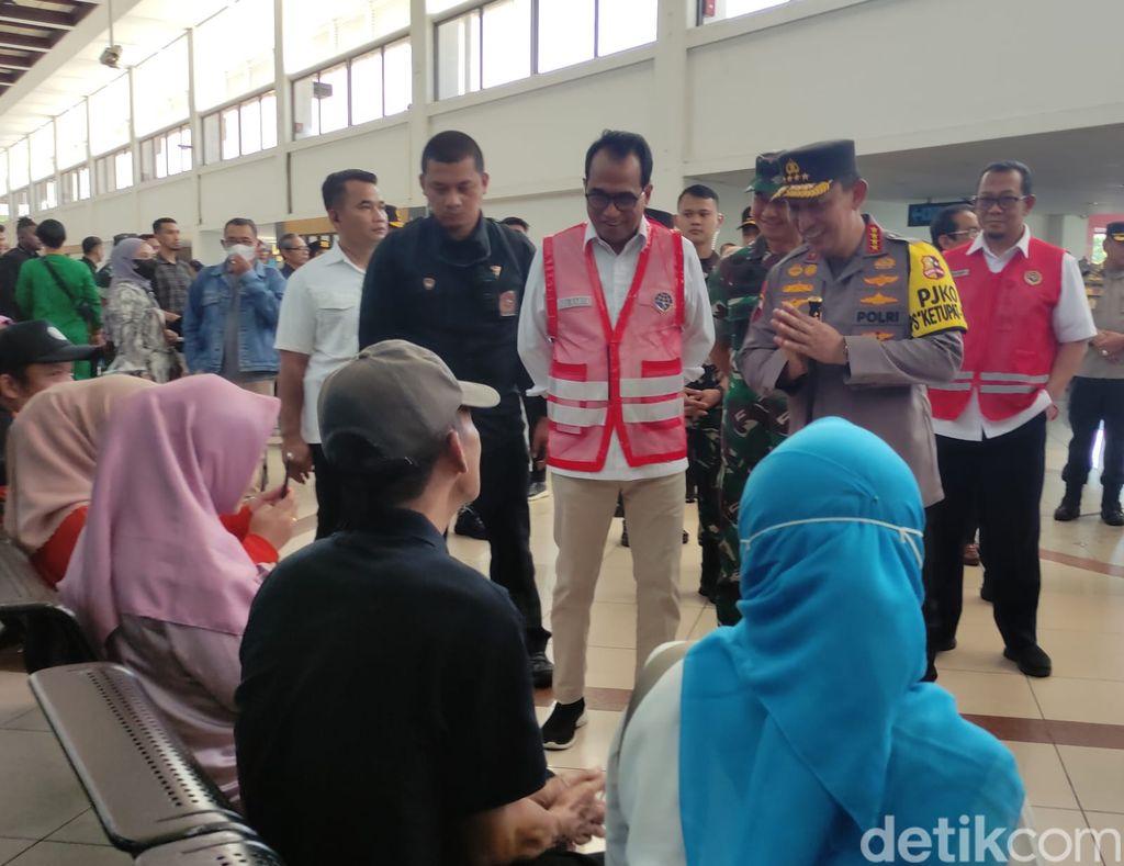 Kapolri Jenderal Listyo Sigit di Bandara Juanda