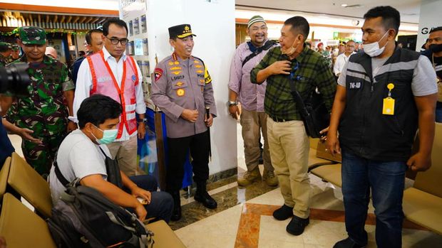 Kapolri Jenderal Listyo Sigit Prabowo mengecek kelancaran mudik di Bandara Juanda, Sidoarjo, Jatim.