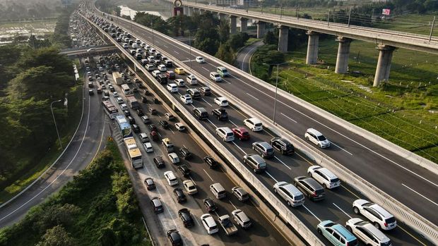 Kemacetan terjadi di sejumlah titik ruas jalan Tol Layang MBZ arah Cikampek. Kemacetan diakibatkan adanya peningkatan volume kendaraan. (AFP via Getty Images/BAY ISMOYO) Kemacetan terjadi di sejumlah titik ruas jalan Tol Layang MBZ arah Cikampek. Kemacetan diakibatkan adanya peningkatan volume kendaraan. (AFP via Getty Images/BAY ISMOYO)