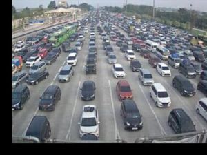 Pemudik Padat Merayap, Begini Potret di GT Cikampek Utama Pagi Ini