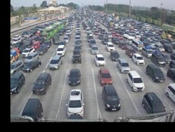 Pemudik Padat Merayap, Begini Potret di GT Cikampek Utama Pagi Ini