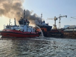 KM Samudra Anugrah Terbakar di Perairan Surabaya, 8 Damkar Diterjunkan