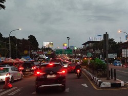 Lalin Simpang Gadog Menuju Puncak Bogor Macet Petang Ini!