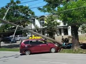 Minibus Tabrak Tiang Listrik di Jalan Metro Tanjung Bunga, 1 Orang Luka-luka