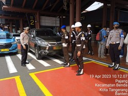 Parkir Lewat 5 Menit, Mobil Dinas TNI di Drop Zone Soetta Digembok