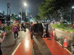 Fortuner Terguling di Depan GBK, Lalin Macet