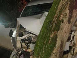Pemudik Tabrak Pohon di Sinjai karena Ngantuk, 1 Orang Dilarikan ke RS