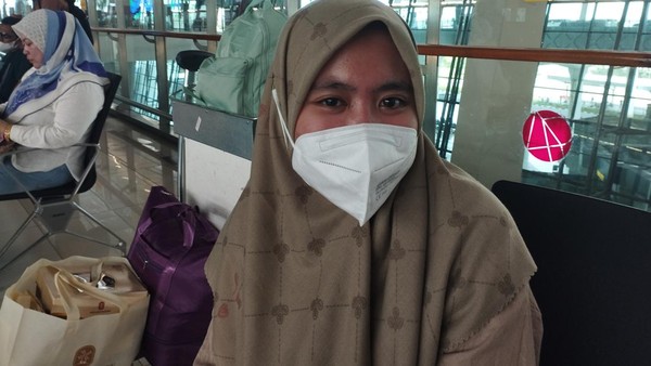 Anna (53) bersama keluarga transit di Bandara Soetta dari Palembang. Setelah itu, ia bersama keluarganya akan melanjutkan perjalanan menuju Yogyakarta.