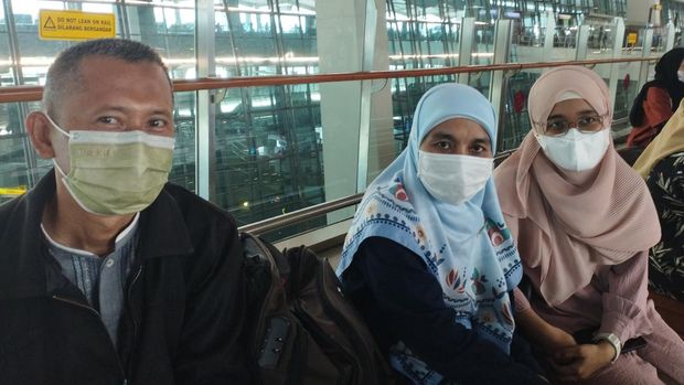 Anna (53) bersama keluarga transit di Bandara Soetta dari Palembang. Setelah itu, ia bersama keluarganya akan melanjutkan perjalanan menuju Yogyakarta.