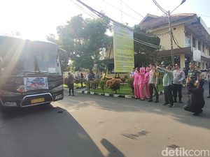 Polres Garut Berangkatkan 400 Orang untuk Mudik Gratis Polres Garut Berangkatkan 400 Orang untuk Mudik Gratis