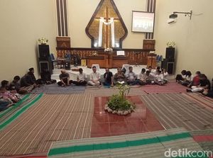 Adem, Santri dan Pemuda Kristiani Berbuka Puasa Bareng di Gereja Winong Pati Adem, Santri dan Pemuda Kristiani Berbuka Puasa Bareng di Gereja Winong Pati