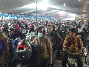 Pemudik Motor Membeludak di Pelabuhan Ciwandan Malam Ini