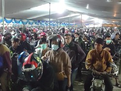 Pemudik Motor Membeludak di Pelabuhan Ciwandan Malam Ini