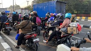 Pemudik Maksa Naik Motor, Bawa Anak-Istri dan Gembolan Barang
