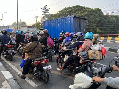 Pemudik Maksa Naik Motor, Bawa Anak-Istri dan Gembolan Barang