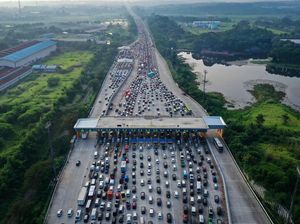 Cerita Pemudik Terjebak Macet di Tol Cikampek Pagi Ini