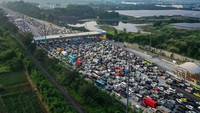 Pemudik Padati Gerbang Tol Cikampek Utama