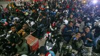 Pemudik Sepeda Motor Serbu Pelabuhan Ciwandan