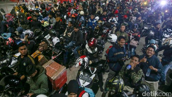 Pemudik Sepeda Motor Serbu Pelabuhan Ciwandan