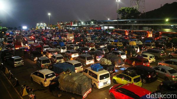 Penampakan Panjangnya Antrean Kendaraan Pemudik di Pelabuhan Merak