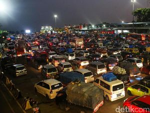 Penampakan Panjangnya Antrean Kendaraan Pemudik di Pelabuhan Merak